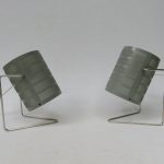 NP102 - 1 Paar Nachttischleuchten, 60er Jahre, vernickelter String-Fuß, Röhrenschirm hellgrau