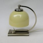 N69 - Nachttischleuchte, Art Deco, vernickelt matt und poliert, Überfangglasschirm beige
