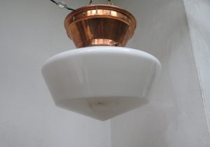 D94 - große Deckenleuchte, Art Deco, Kupfer/Messing, Überfangglas weiß
