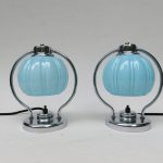 NP115 - 1 Paar Nachttischleuchten, Art Deco, verchromt, Überfangglas blau, ausgefallene Form