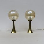 T138 - 1 Paar kleine elegante Tischleuchten, 60er/70er Jahre, Messing, Glas bräunlich- irrisierend, bez. ERWI
