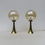 T138 - 1 Paar kleine elegante Tischleuchten, 60er/70er Jahre, Messing, Glas bräunlich- irrisierend, bez. ERWI