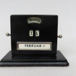BS56 - SOLD - ewiger Kalender Jakob Maul, rückseitig bezeichnet, schwarz, 30er Jahre