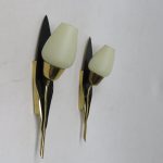 W173 - 1 Paar Wandleuchten "Blüte", 50er Jahre, Messing, schwarz, Überfangglas beige
