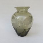 BV21 - Vase, Art Deco, Rauchglas mit Schliffdekor Blätter