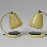 NT12 - 1 Paar Nachttischleuchten, Tastlicht, 40er Jahre, Entwurf: Marianne Brandt, beige lackiert, Taster schwarzes Bakelit, Glasschirme Überfangglas beige