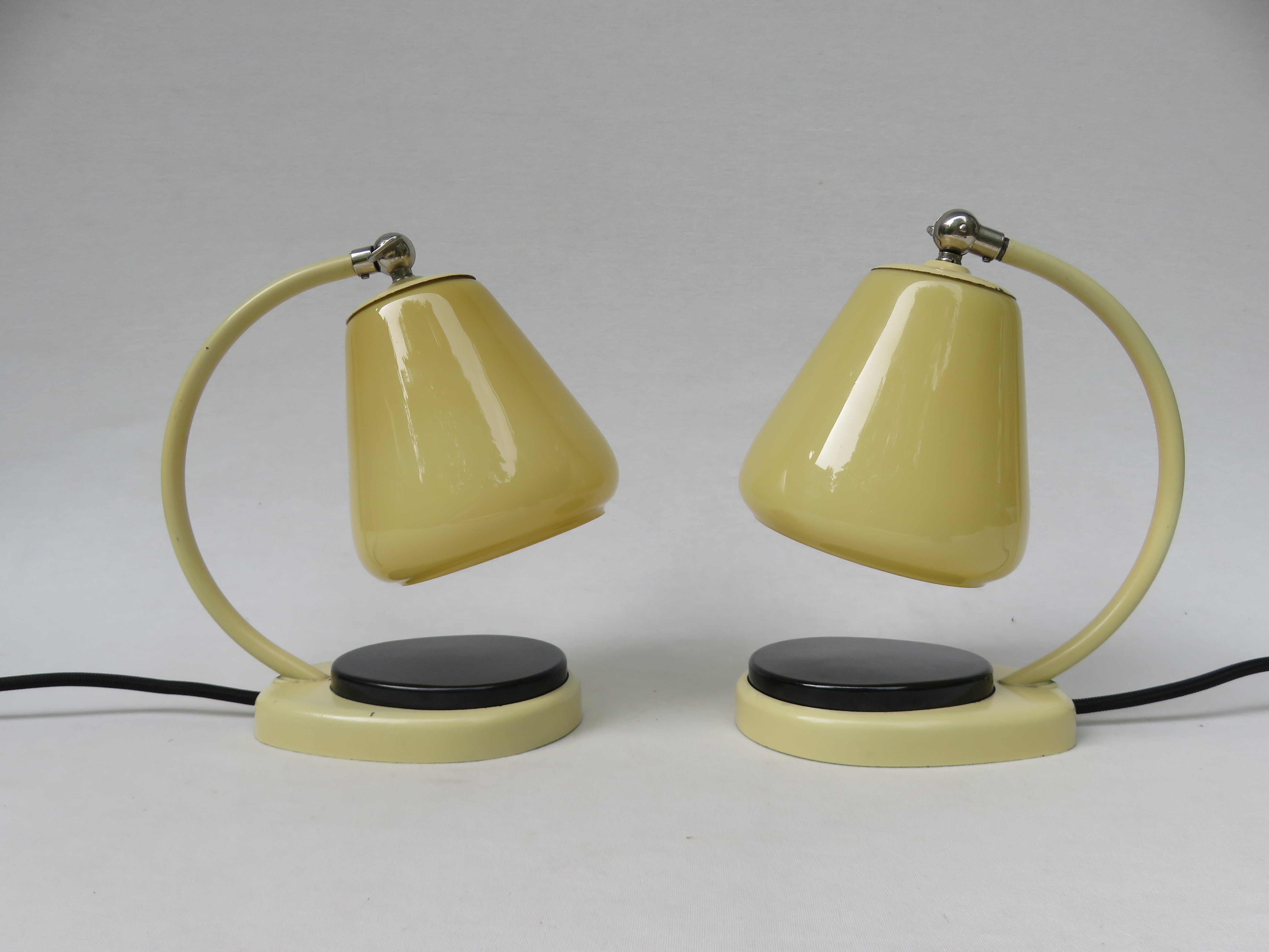NT12 - 1 Paar Nachttischleuchten, Tastlicht, 40er Jahre, Entwurf: Marianne Brandt, beige lackiert, Taster schwarzes Bakelit, Glasschirme Überfangglas beige