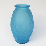 BV17 - Vase, Art Deco, Frankreich, blaues Glas (Preßglas), geätzt, irrisierend