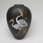 BV16 - Vase, Ruscha, Dekor Reiher, Keramik schwarz mit Emailmalerei