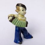 W38 - Figur "Junge mit Schifferklavier", Art Deco, Porzellan, bez. 8065