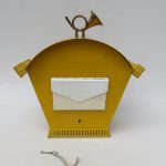 BB23 - großer Briefkasten, 50er Jahre, gelb / weiß nachlackiert, unrestauriert