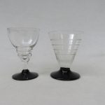 2 unterschiedliche Likörgläser, Art Deco, farbloses und schwarzes Glas