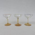 3 Likörgläser, Jugendstil, Kuppa irrisierendes Glas, Stengel und Stand amberfarben