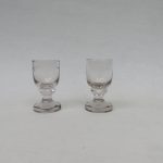2 Likörgläser, ca. 1860 - 1880, 1 Glas mit Schliff, rosefarbenes Glas, massiver Stand