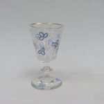 1 Weinglas, Emailmalerei weiß und blau mit Goldrand, ca. 1880