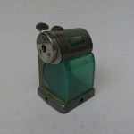 BS49 - Bleistiftanspitzer A.W. Faber Castell Mo. 52/25, 60er Jahre, Hammerschlag-Lack grün