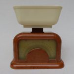 K87 - Waage, 30er Jahre, bez. Dr. Oetker D.R.G.M, bis 1.000 g, Bakelit, Celluloid
