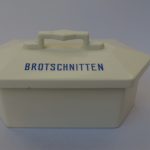 K16 - Dose Keramik BROTSCHNITTEN, bezeichnet unter dem Stand mit der Firmenmarke von Roesler