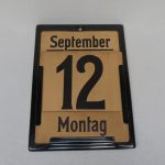 BS34 - SOLD - ewiger Kalender, 30er Jahre, bez. SOENNECKEN, Metall schwarz lackiert, Pappe