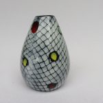 BV29 - kleine Vase, 50er/60er Jahre, Keramik, schwarz -Schlangenmuster, rot, gelb, grün Punkte, bez. R2/12 und TBM (?)