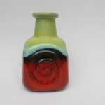 BV28 - Vase "Muschel", 50er/60er Jahre, Keramik, quadratische Grundform, unbez., Farbverlauf rot, dunkelblau, helles gelb/braun