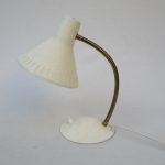 A7 - kleine Tischleuchte, 50er Jahre, Schrumpflack helles beige, Messing