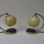 NT1 - 1 Paar Nachttischleuchten, Tastlicht, 50er Jahre, Entwurf: Marianne Brandt, beige braun geflammter Glasschirm, vermessingt