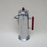 W89 - Shaker, Art Deco, verchromt, rotes Catalin, bez. Stainless Chrome