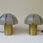 T179 - 1 Paar kleine Tischleuchten, 70er Jahre, Peill & Putzler, Aluminium goldfarben eloxiert, Glasschirm Rauchglas satiniert