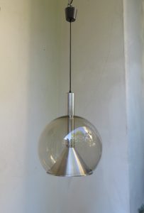 D13 - Deckenleuchte, Staff, Glaskugel Rauchglas, Montur Aluminium gebürstet, 60er Jahre