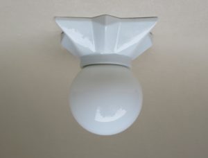 D1 - Deckenleuchte 30er Jahre, Porzellansockel, Kugel Glas