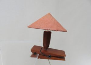 KM20 - ausgefallene Klemmleuchte, 60er Jahre, Holz in Form einer "Wäscheklammer", Aufsteckschirm