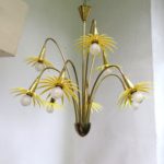 D72 - Deckenleuchte "Blütenkorb", 50er Jahre, Messing, Blüten Kunststoff, 9flammig
