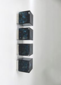 D60 - 4 Stück Deckenleuchten / Wandleuchten (klein 11 cm), bez. Limburg, Sockel verchromt, Würfel Glas blau/schwarz/farblos mit Lufteinschlüssen - Murano