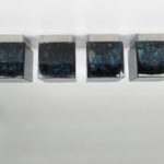 D60 - 4 Stück Deckenleuchten / Wandleuchten (klein 11 cm), bez. Limburg, Sockel verchromt, Würfel Glas blau/schwarz/farblos mit Lufteinschlüssen - Murano