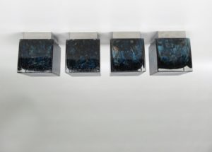 D60 - SOLD - 4 Stück Deckenleuchten / Wandleuchten (klein 11 cm), bez. Limburg, Sockel verchromt, Würfel Glas blau/schwarz/farblos mit Lufteinschlüssen - Murano