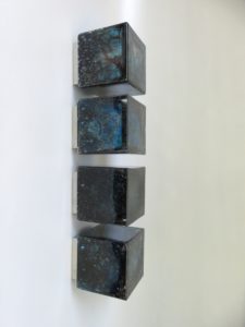 D61 - 4 Stück Deckenleuchten / Wandleuchten (groß 15 cm), bez. Limburg, Sockel verchromt, Würfel Glas blau/schwarz/farblos mit Lufteinschlüssen - Murano