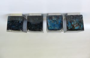D61 - 4 Stück Deckenleuchten / Wandleuchten (groß 15 cm), bez. Limburg, Sockel verchromt, Würfel Glas blau/schwarz/farblos mit Lufteinschlüssen - Murano