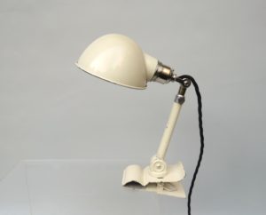 KM8 - Klemmleuchte, höhenverstellbar, original Lackierung in beige, bez. D.R.P.