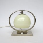 N63 - Nachttischleuchte, Art Deco, vernickelt, beiger Überfangglasschirm