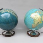 G35 - SOLD - 1 Paar Globen, Columbus Duo Erdglobus und Columbus Himmelsglobus , 50er/60er Jahre, Sockel Holz, verchromt, Kugel Glas handkaschiert, beleuchtet