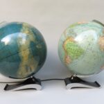 G36 - 1 Paar Globen, Columbus Duo Erdglobus (beleuchtet) und Columbus Himmelsglobus (Pappkugel), 50er Jahre, Streamline-Design