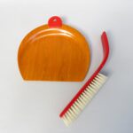 K136 - Tisch-Kehrbesen-Set, Art Deco, Catalin, amberfarben geflammt, rot