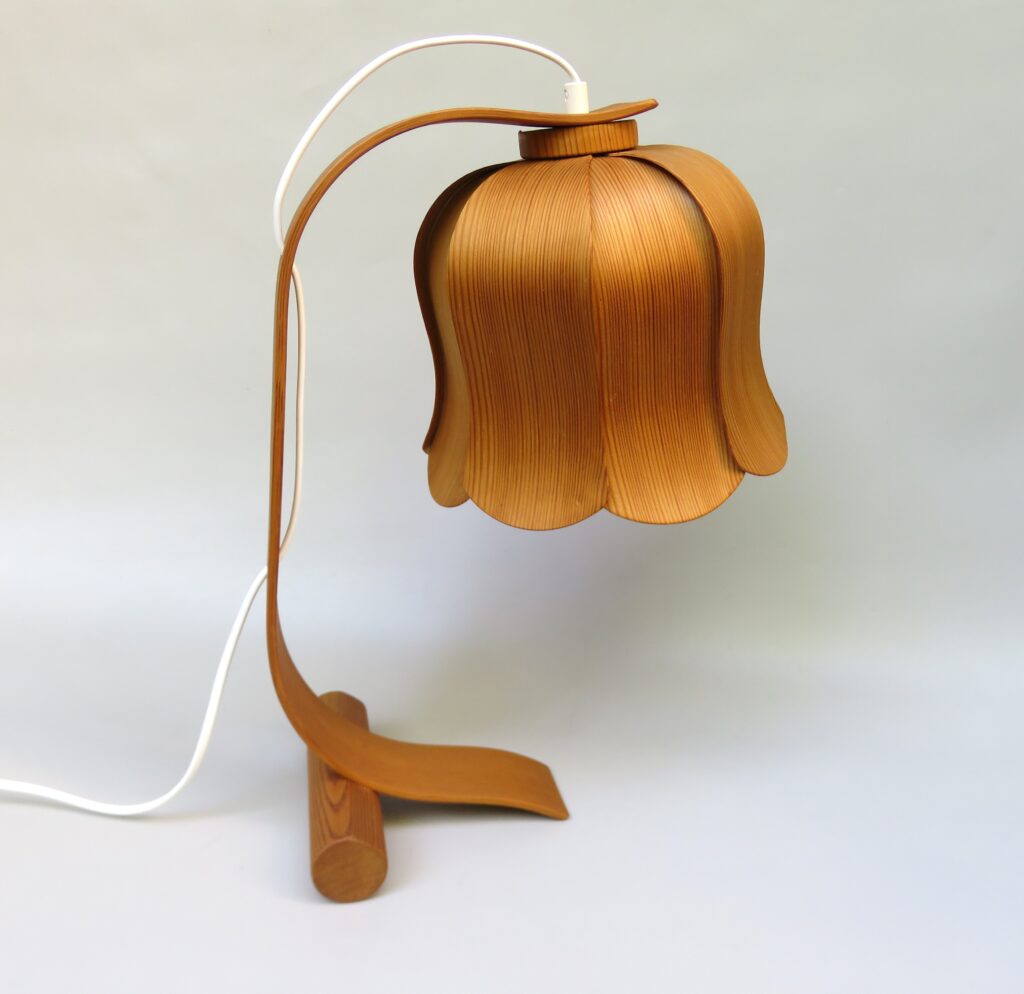 T205 - Tischleuchte "Blüte", 60er Jahre, Holz, Schichtholz