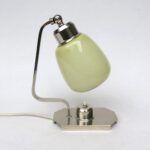 N46 - Nachttischleuchte, Art Deco, Österreich, vernickelt, beiger Lampenschirm Überfangglas
