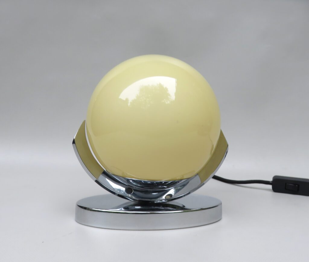 T206 - kleine Tischleuchte, Art Deco, WMF Ikora (Turmmarke), verchromt, Überfangglas beige