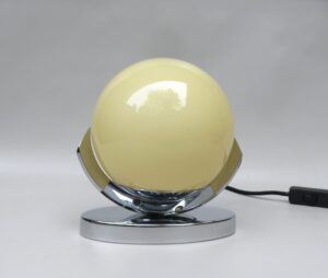 T206 - kleine Tischleuchte, Art Deco, WMF Ikora (Turmmarke), verchromt, Überfangglas beige