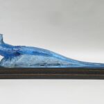 T208 - Tischleuchte "Pfau", Verlys, Art Deco, Frankreich, blaues Glas, Eisen patiniert mit Hammerschlag