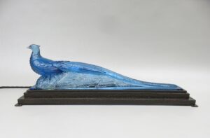 T208 - Tischleuchte "Pfau", Verlys, Art Deco, Frankreich, blaues Glas, Eisen patiniert mit Hammerschlag