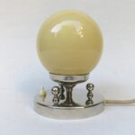 T159 - kleine Tischleuchte, Art Deco, verchromt, Überfangglas beige